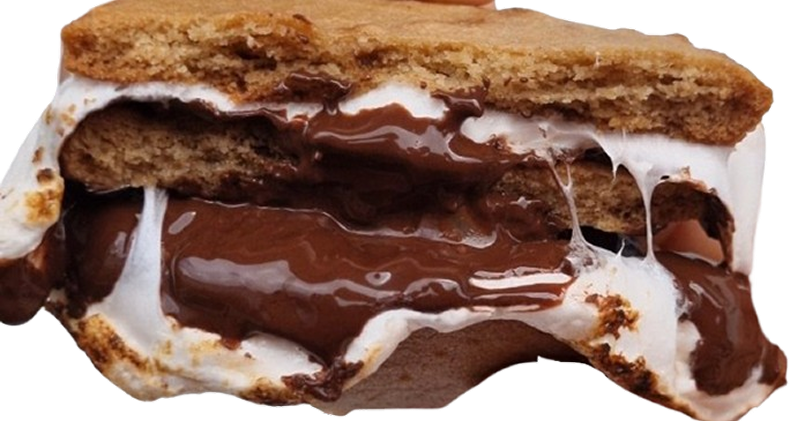 A imagem apresenta um cookie do tipo S'mores, cortado e visto de perfil, com camadas bem distintas e convidativas. No topo e na base, há biscoitos de cor dourada e textura crocante. Entre essas duas camadas de biscoito, encontra-se um generoso recheio de chocolate derretido e cremoso, com uma tonalidade marrom escura e um brilho que indica sua fluidez. Envolvendo o chocolate e se estendendo para fora, há marshmallow tostado e derretido, de cor branca com algumas partes caramelizadas (marrom-claro), exibindo uma textura elástica e pegajosa, com fios visíveis de marshmallow esticado. O fundo da imagem é de um tom de marrom sólido. O doce parece ser bastante indulgente e recém-preparado, com o marshmallow e o chocolate ainda quentes e derretidos.