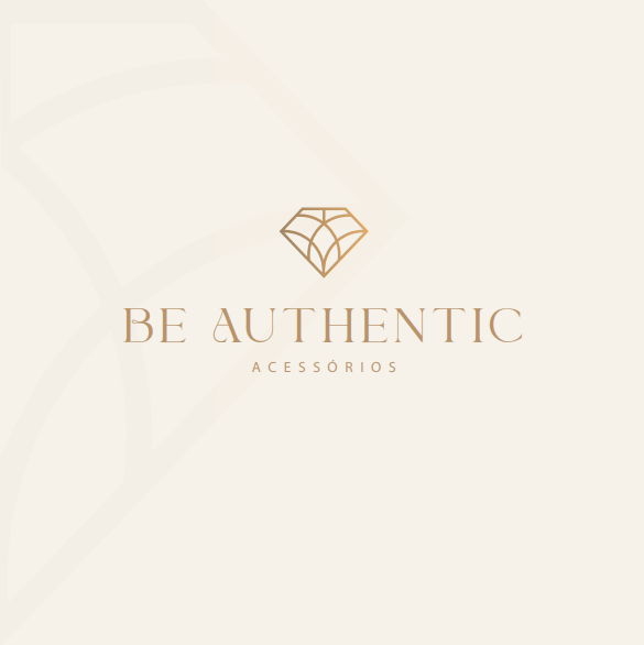 A imagem exibe um logotipo elegante com as palavras “BE AUTHENTIC” em destaque, em letras maiúsculas douradas. Logo abaixo, em uma fonte menor, está o termo “ACESSÓRIOS”, também em dourado. No topo do logotipo, há um ícone geométrico que remete a uma gema ou diamante estilizado, transmitindo sofisticação e brilho.
