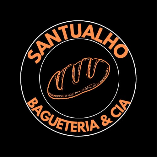 A imagem apresenta o logotipo da Santualho Bagueteria & Cia dentro de um círculo com fundo preto. No centro, há a ilustração de um pão baguete estilizado, na cor laranja, que remete ao principal produto oferecido pela marca. Contornando o desenho, encontra-se o nome completo “Santualho Bagueteria & Cia” escrito em letras maiúsculas laranjas, criando contraste com o fundo escuro e reforçando a identidade visual da empresa.