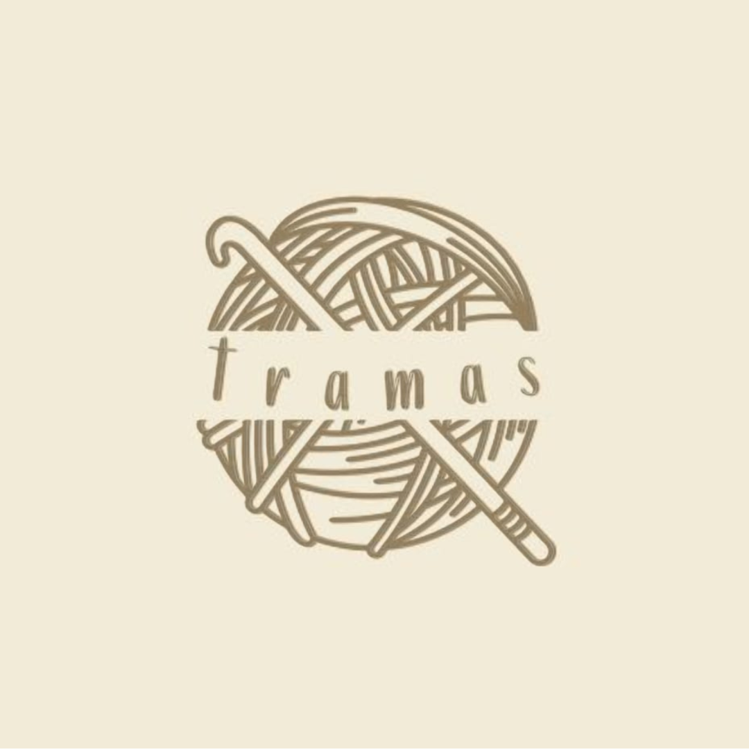 A imagem traz um desenho estilizado e monocromático de um novelo de lã, com duas agulhas de tricô cruzadas sobre ele e uma agulha de crochê ao lado. No centro do novelo, está escrita a palavra “tramas” em letras minúsculas